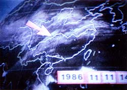 揚子江下流域（画面の矢印）の雲を 衛星画像からみる。（1986年11月11日14時） この雲帯の中に低気圧が発生する。