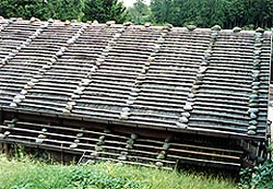 （写真1）釜（地域Ⅲ）の佐々木家（重要文化財）の石置屋根。2004年修復。2005年10月23日撮影。