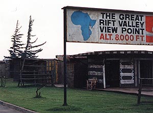 （写真2）アフリカ大地溝帯を眺望する地点、海抜約2,400ｍ。 1998年9月4日、吉野撮影