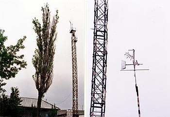 （写真3） （左）マチンの丘陵上、旧農協の敷地にあるポプラの偏形樹。風上側（画面の右側）は葉が落ち枯れ枝になっている。 （右）風向計、と風速計。 2006年6月4日、吉野撮影©