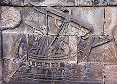 (写真1）インドネシアのボロブドールの遺跡にある 熱帯低気圧の影響下の海に乗り出す船の石彫。