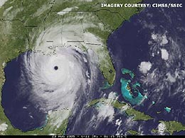  (図2）ハリケーン「カトリーナ」が最も発達した2005年8月29日午前の気象衛星画像（アメリカ海洋気象局，NOAAによる）。 午後には中心気圧は902hPaにまで下がった。これは、大西洋の熱帯低気圧で史上4番目に低い記録である。