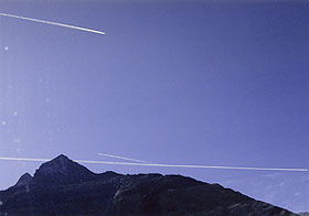 飛行機雲。オーストリア南部のフィーラッハにて 1985年10月13日吉野撮影©