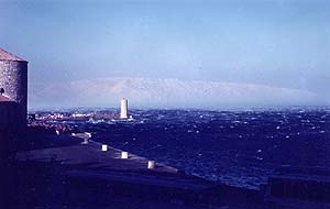 （写真2）ボラが吹いているときの海面のしらなみ、しぶきで遠くの島はかすむ。<br />1972年10月31日、セーニにて。吉野撮影©