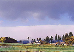 （写真1）奥羽山脈上の風枕を風下から見たところ。上空の青空との境がかなりはっきりしているのが特徴。手前（画面上部）の黒雲は（図2）のＨを下から見ている。 2005年11月19日11時、雫石にて吉野撮影©