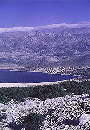 （写真2）アドリア海岸のヴェレビット山脈にかかるカパ雲（風枕）。 1972年10月31日10時、ロヴァニスコ（ザダールの近く）の南2ｋｍにて吉野撮影©