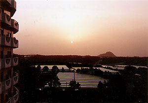 （写真1）黄砂の朝。韓国の済州島にて。 2000年3月29日6時50分 吉野撮影©