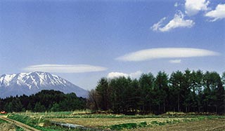 （写真1）岩手山の風下にできたレンズ雲。 1995年5月13日、吉野撮影©