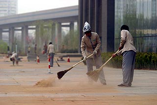 （写真3）ビル街やビル周辺の砂塵除去は箒ではほとんど不可能。