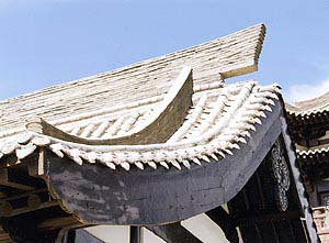 （写真2） （上）廟（宙宇）の塔の部分。風対策の粋をこらした設計・建築である。 （下）正面の門の屋根。棟が大きく、破風板は重厚である。 2002年8月9日、吉野撮影©