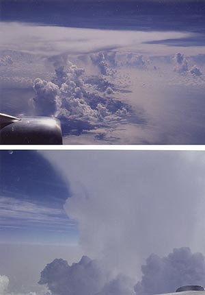 （写真1）南シナ海上空でみた熱帯内収束帯の上昇気流・積乱雲・かなとこ雲。 （上）北側からみた“かなとこ雲”。画面中央の積乱雲の堤は、対流圏下部の北東貿易風が熱帯内収束帯に向かって吹いてきて生じた。1988年9月13日、15時58分（ＪSＴ）。 （下）積乱雲上部を横からみたところ。同上、16時05分。 以上、いずれも吉野撮影©
