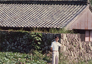 （写真2）「尾呂志」集落の民家。 以上、いずれも1986年9月25日、吉野撮影©