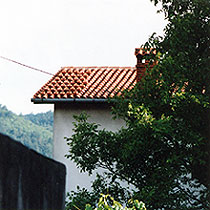 （写真2）同じく、ロコウの新築の家の屋根。レンガが整然と置かれている。 1996年6月27日吉野撮影©