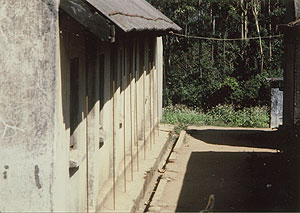 （写真3）スリランカの中央山地の強風地域にある小学校。ワイヤーで屋根を地面と固定している。ミピリマナ（Mipilimana）にて。 1981年2月17日 吉野撮影©